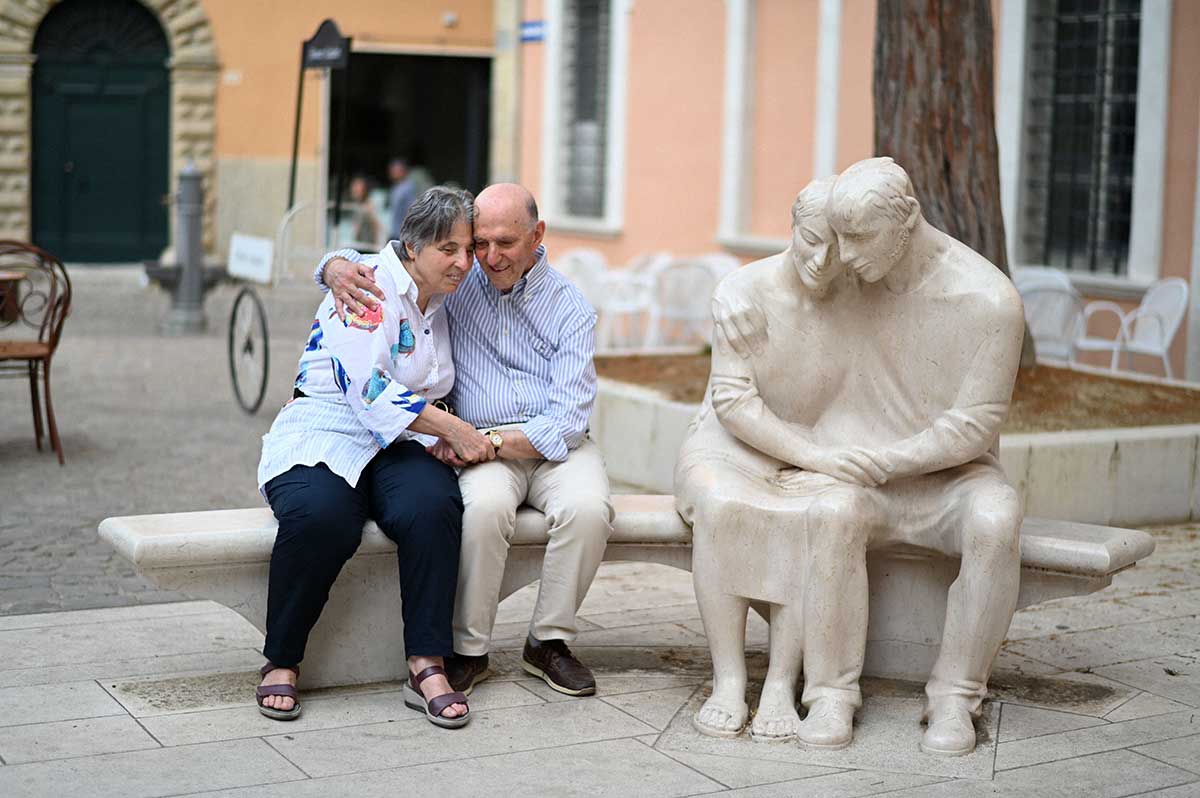 映画「手でふれてみる世界」の一場面。ジュリアーノ・ヴァンジ氏の公共彫刻に座る、オメロ美術館の創設者夫妻