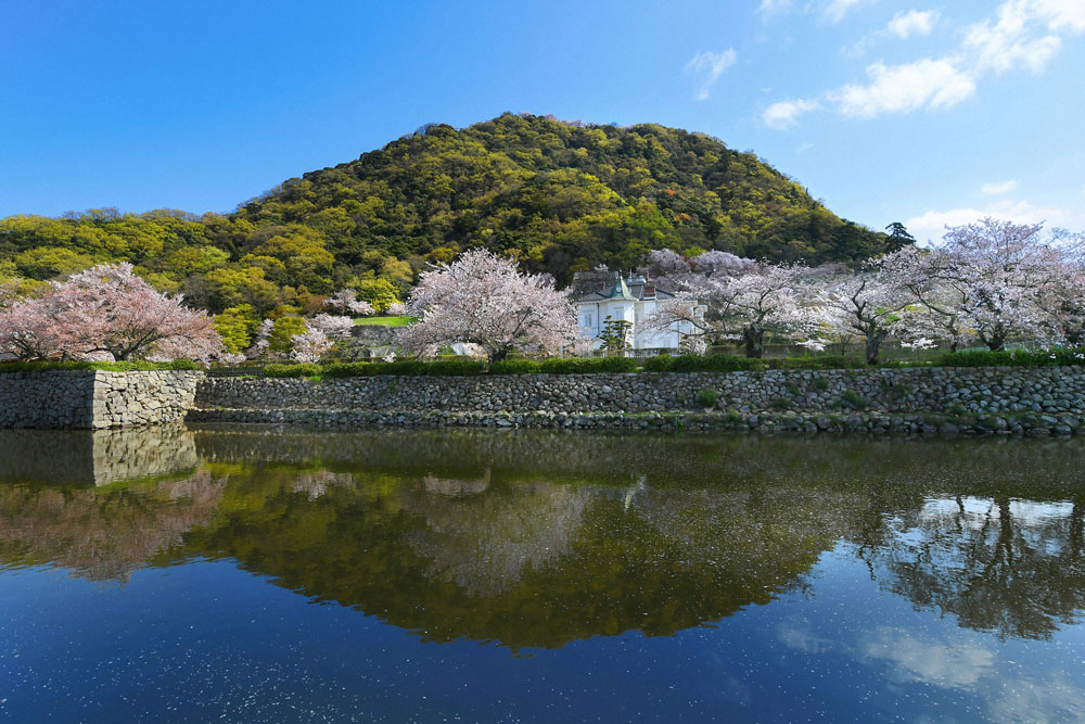 鳥取城跡の木々の四季折々の彩りと仁風閣のコントラストが美しい