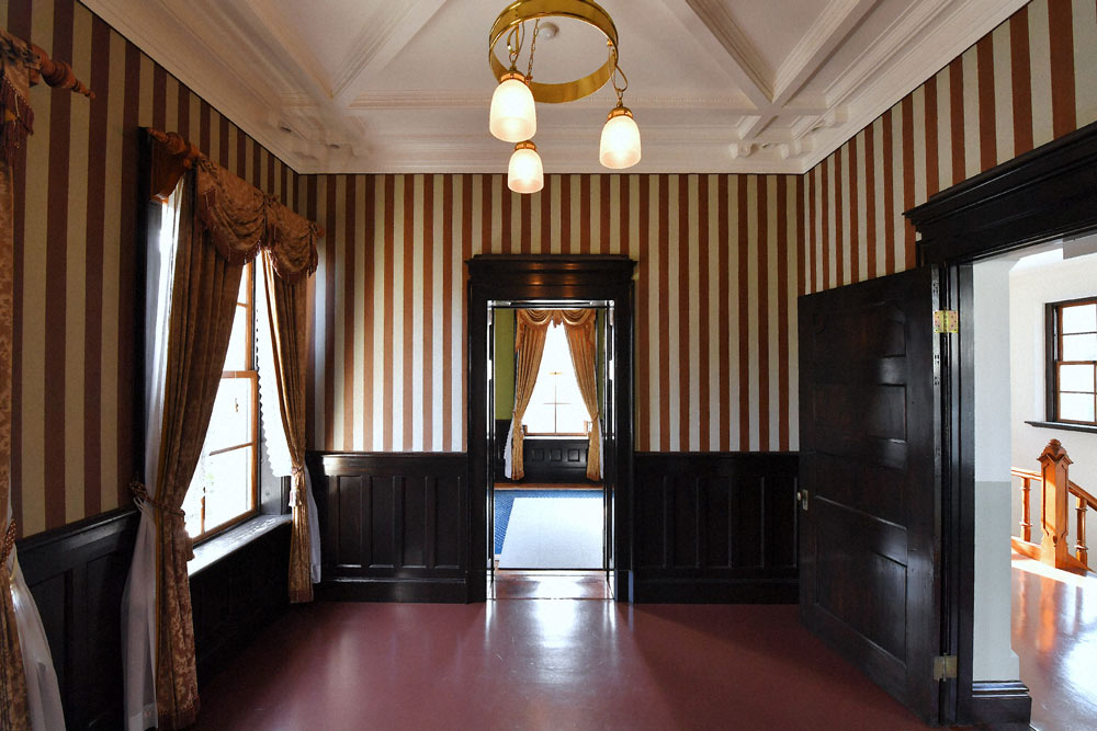 一部屋一部屋、壁紙や天井の意匠が異なる。知事応接室に張られたストライプの壁紙は当時珍しかったという