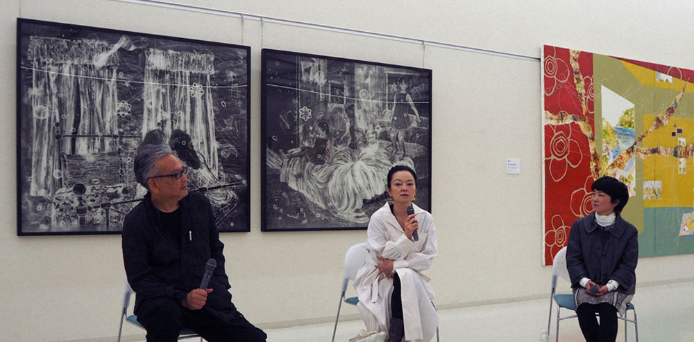 アーティストトークに参加した（左から）東島毅さん、やなぎみわさん、三宅砂織さん。左側の2枚組みの作品が三宅さんの受賞作＝神戸市灘区で