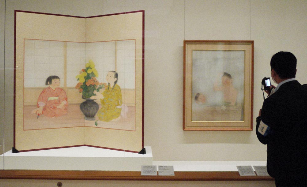 小倉遊亀の「挿花少女之図」（左）と「童女入浴」（右）