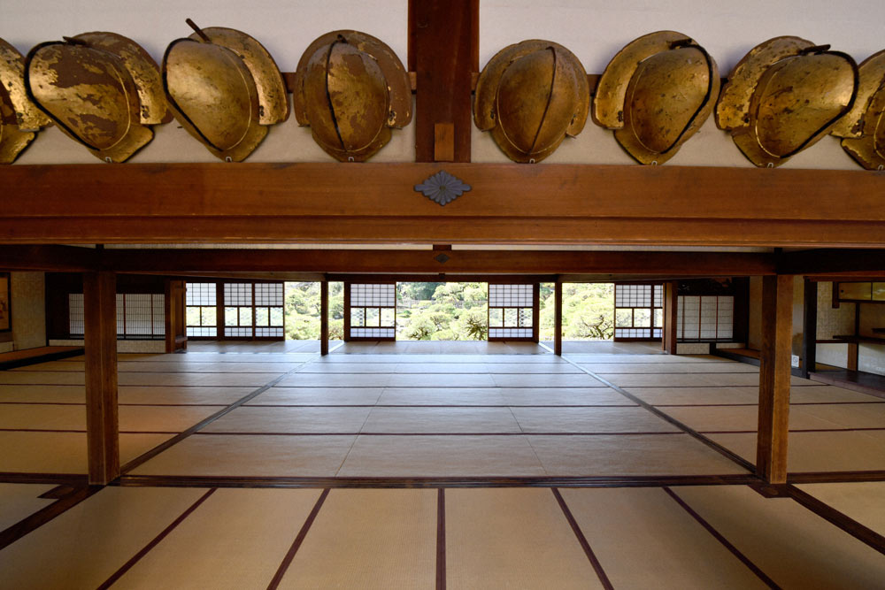 日本庭園に面した大広間。廊下には金色の兜が飾られていた