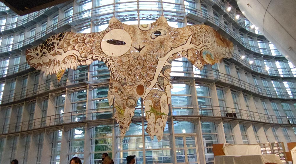 国立新美術館のガラスの壁に展示された鴻池朋子さんの「武蔵野皮トンビ」