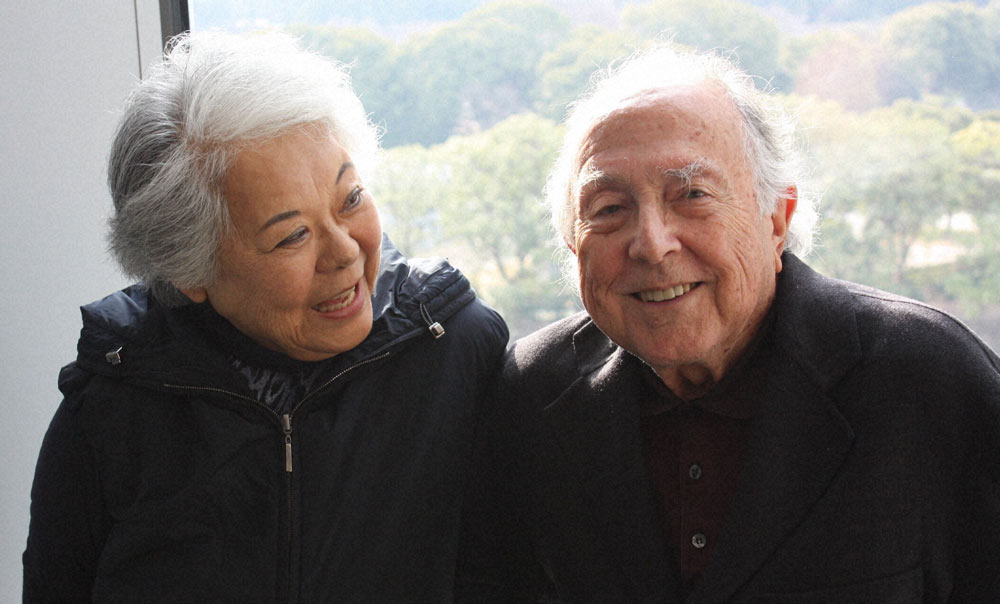 ジョー・プライスさん（右）と妻の悦子さん＝東京都千代田区で2013年2月、岸桂子撮影