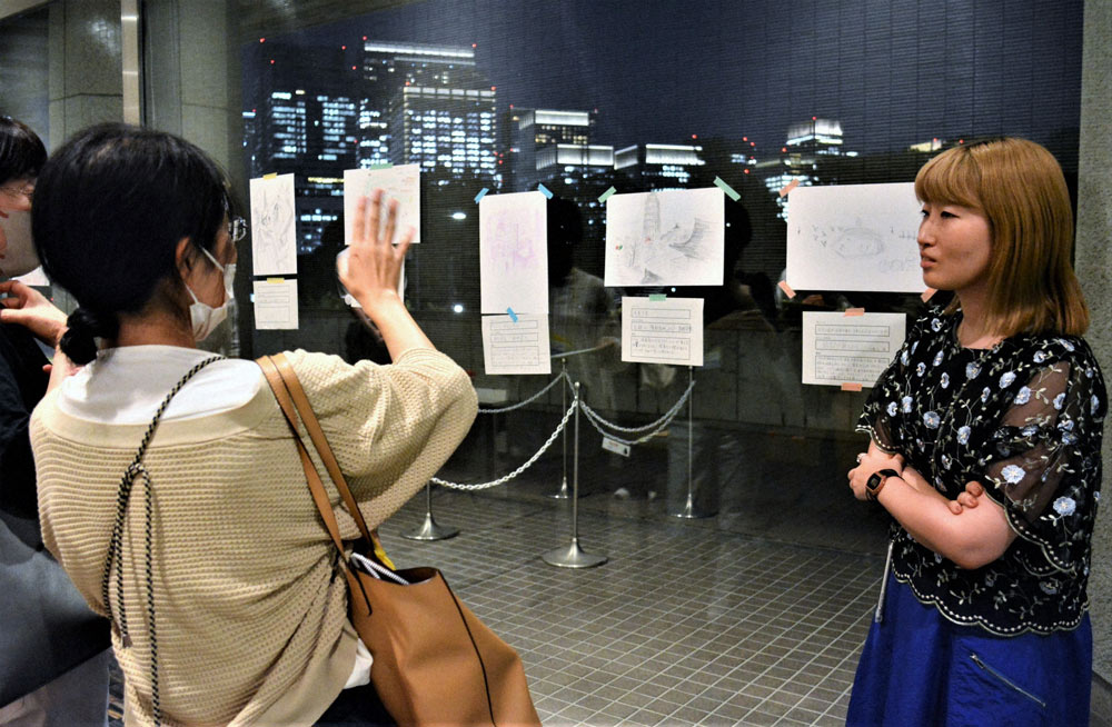 模写を前に語り合う参加者と、瀬尾夏美さん（右）