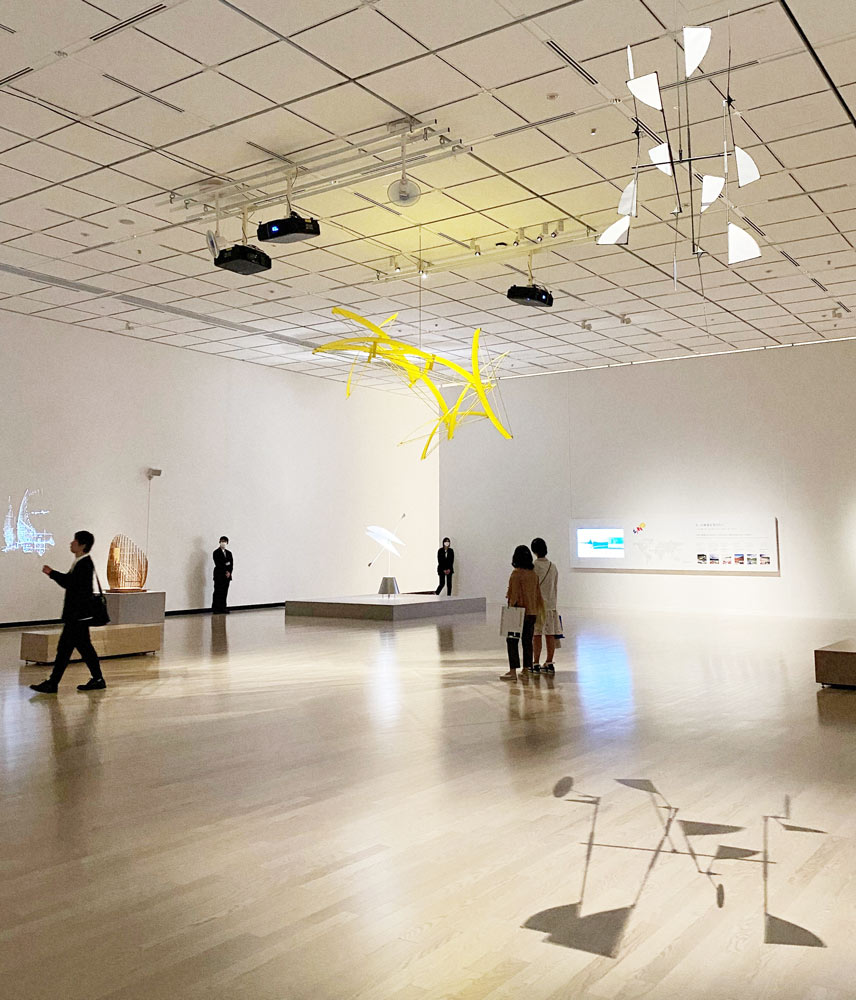新宮晋さんの屋内作品「雲の日記」（中央上部）やレンゾ・ピアノさん設計「チバウ文化センター」の模型（左奥）が展示されて