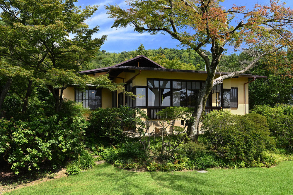 日本人の理想の住宅を追い続けた藤井厚二の5回目の自邸「聴竹居」の本屋。後方は天王山