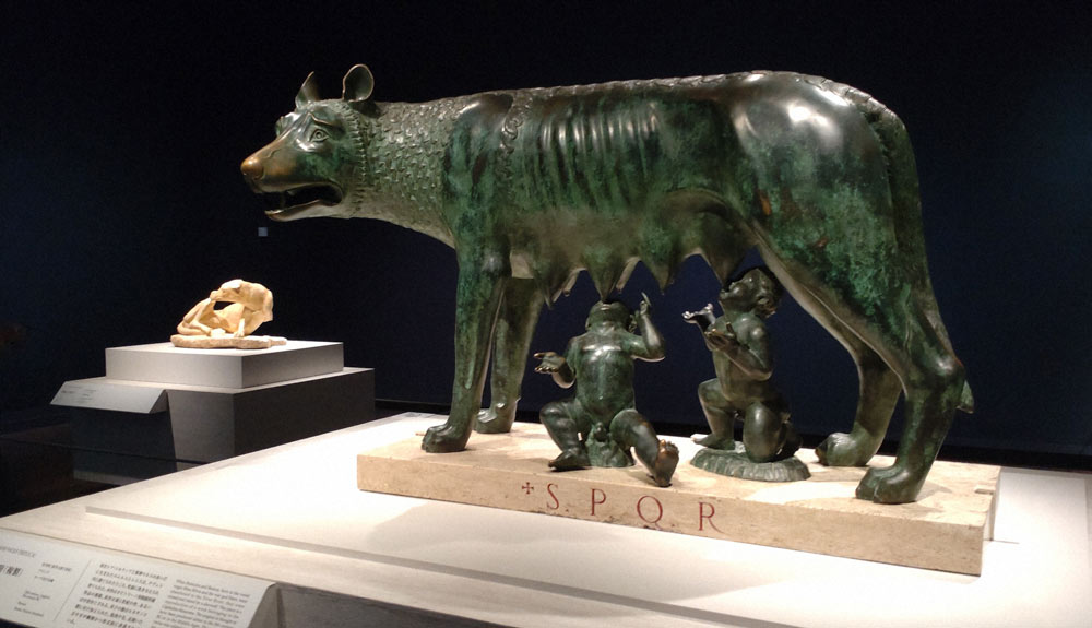 「永遠の都ローマ展」で展示されている「カピトリーノの牝狼（複製）」＝東京都美術館で、高橋咲子撮影
