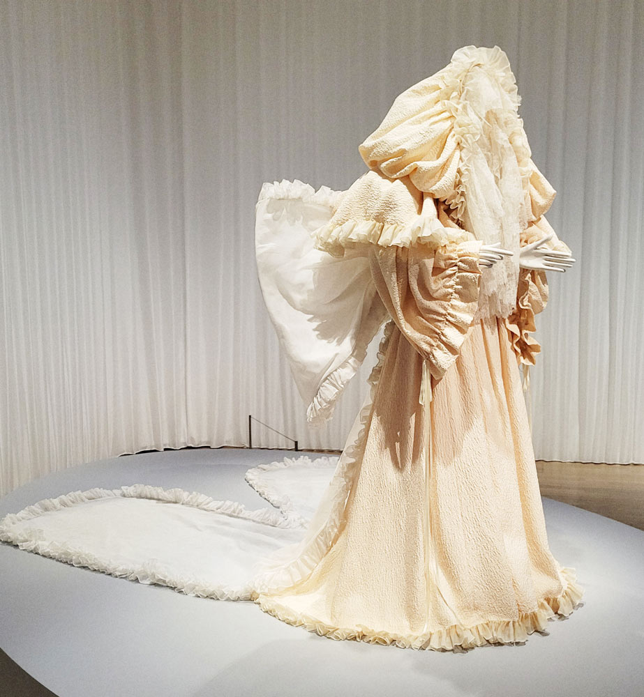 1977年に発表したウエディングガウン。サンローランは生涯で80点の花嫁衣装をデザインした