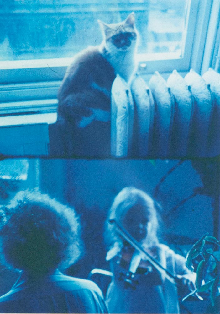 ジョナス・メカス「ウーナ・メカス5才　猫とホリス（母）の前でヴァイオリンの稽古　1979」1983年、埼玉県立近代美術館蔵