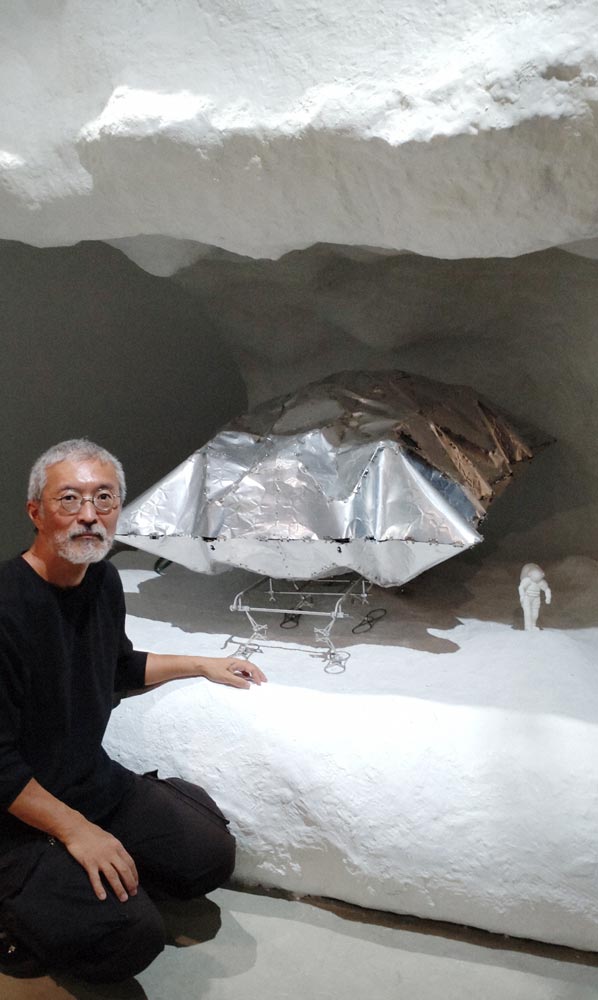 月の穴に設営するベースキャンプの模型とその構造を研究する佐藤淳准教授