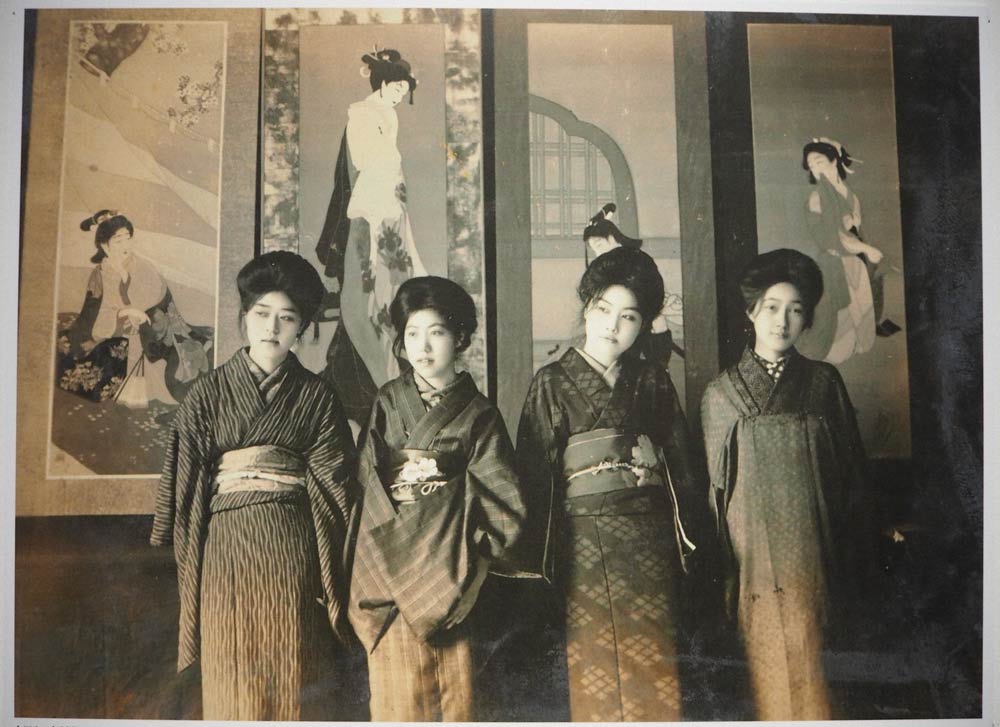 資料展示されている「女四人の会」の写真（大阪中之島美術館蔵）。左から岡本更園、吉岡（木谷）千種、島成園、松本華羊