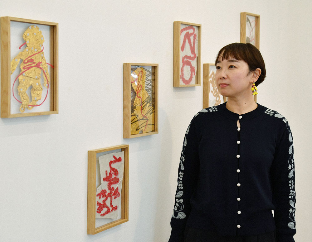 個展「矯めを解す」を開いた谷澤紗和子さん＝大阪市西区で