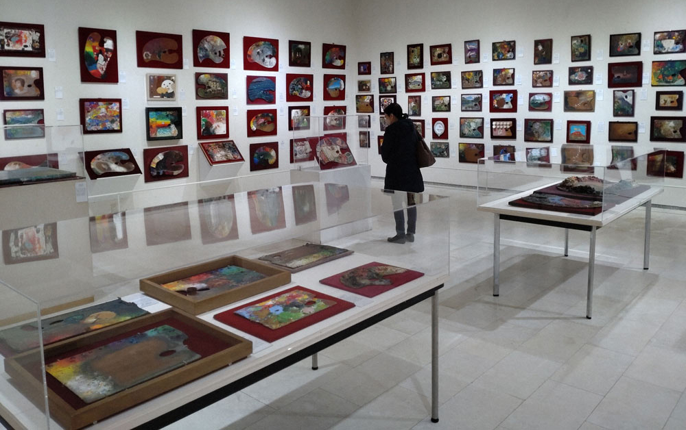 国内外の画家のパレットやパレット画が並ぶ笠間日動美術館の展示室