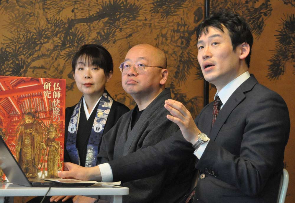 慶の仏像について語り合う（右から）山口隆介さん、三浦耀山さん、英月さん